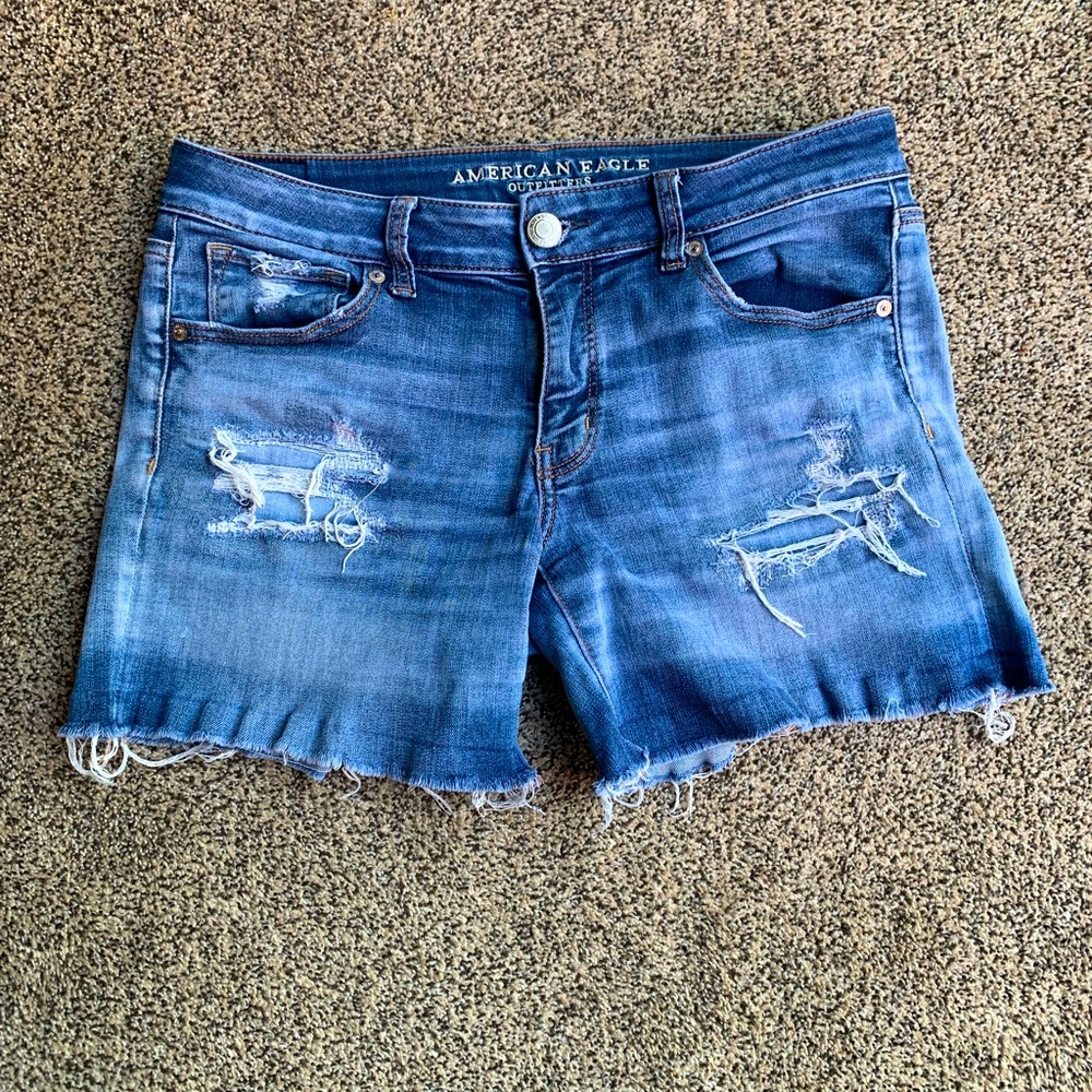 Women’s American Eagle Super Stretch Midi distressed ripped jean shorts 10